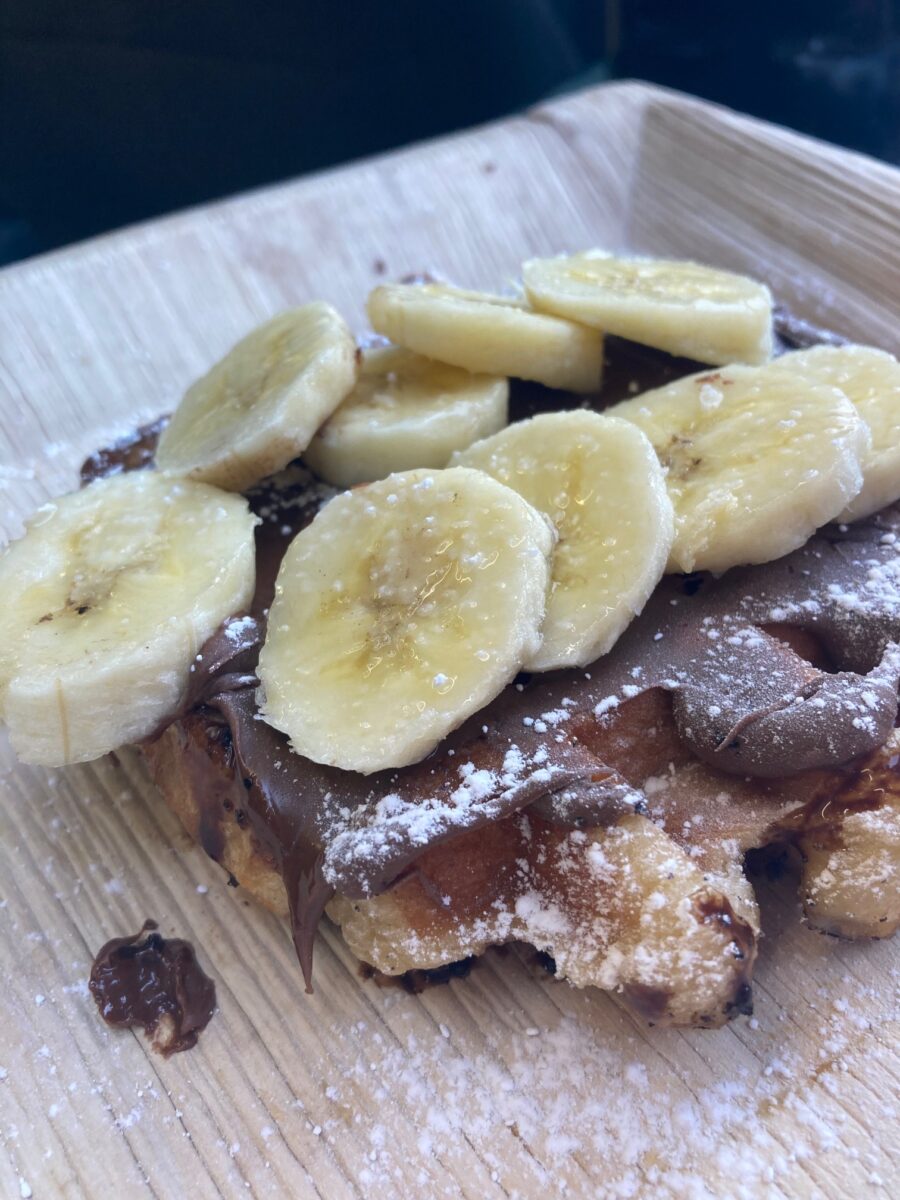 Banana Nutella and powdered sugar